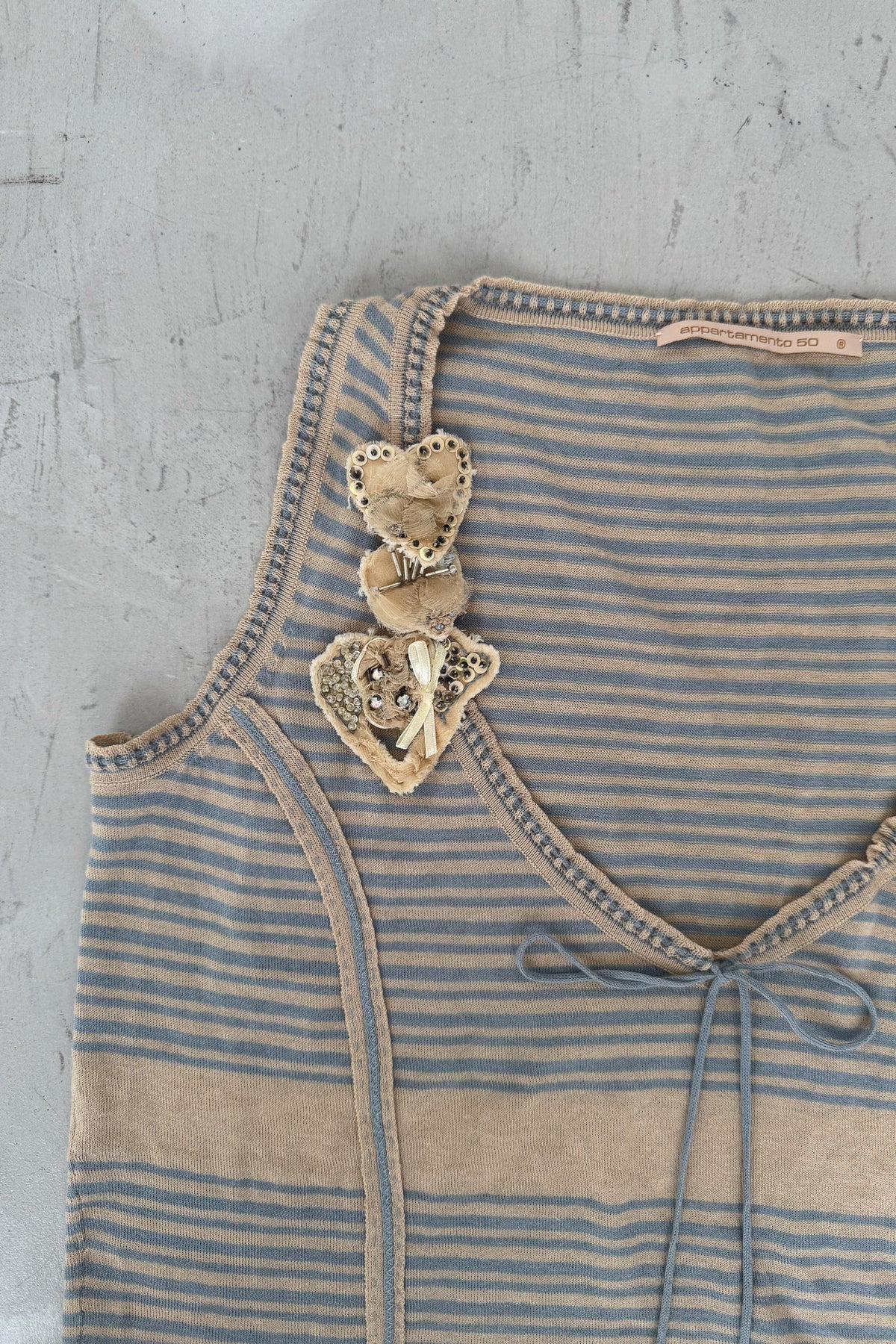 appartamento 50 | striped flower top